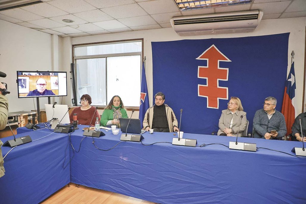 Economistas DC en desacuerdo tras respaldo a Jara: críticas de Micco y Massad