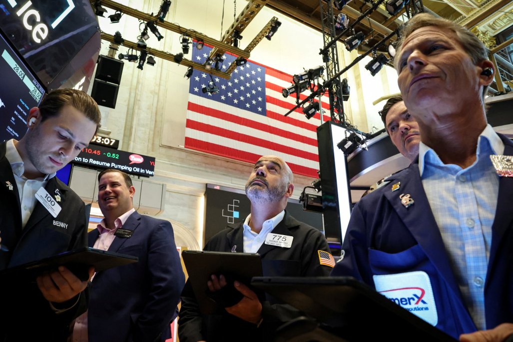 Optimismo comercial impulsa Wall Street mientras la Bolsa de Santiago se tambalea: ¿qué revela esta divergencia?