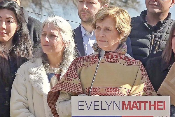 Matthei anuncia acciones legales por "campaña asquerosa" en su contra desde republicanos: apunta a estrategia "obviamente" concertada