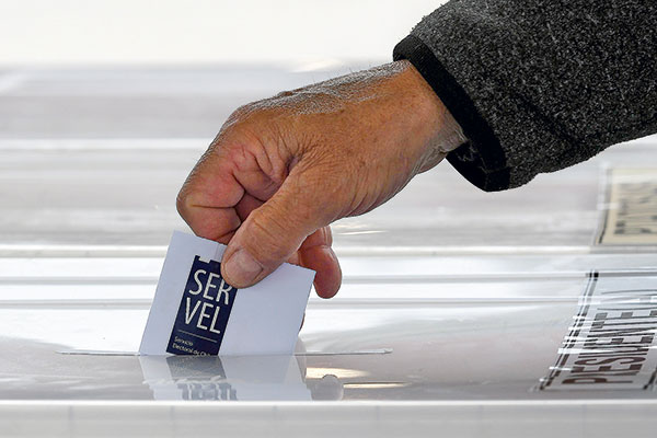 <p>Goldman Sachs advierte una "creciente polarización" en el escenario electoral chileno y anticipa que la oposición obtendrá mayoría en el Congreso</p>