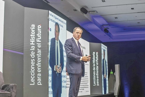 Ferguson, fan de Milei y crítico de Jara: “Es difícil creer, después de todo lo que Chile ha vivido, que alguien quiera ver a una comunista como Presidenta”