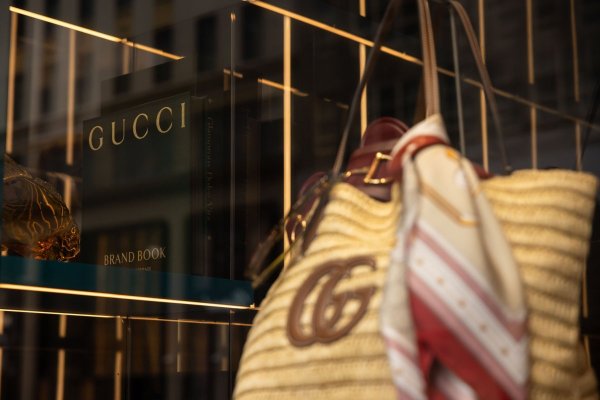 <p>Las ventas de Gucci se desploman mientras la marca Kering se enfrenta a otro cambio de diseño</p>