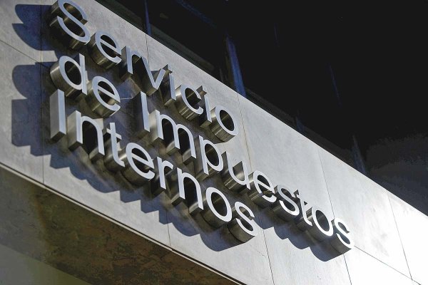 <p>Casi 300 personas postularon a dos cargos estratégicos en el SII con sueldos sobre los $ 8 millones líquidos al mes</p>