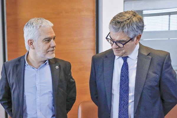 <p>El presidente de la ANEF, José Pérez, junto al ministro de Hacienda, Mario Marcel. Foto: Ministerio de Hacienda</p>