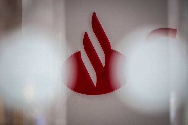 <p>Santander logra quinta utilidad récord consecutiva en el segundo trimestre: aumento en comisiones compensó descenso en México y Brasil</p>