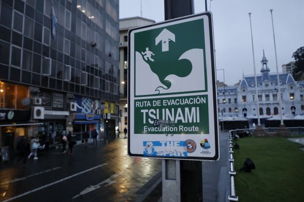 <p>Puertos chilenos cierran ante la amenaza de tsunami y orden de evacuación: equipos evaluarán operaciones durante el día</p>