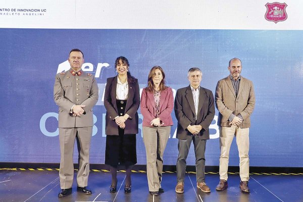 <p>Cristián Guedelhoefer (Comandante del Ejército), Rocío Ortiz (directora CiberLab), María Angélica Fellenberg (UC), Claudio Araya (subsecretario de Telecomunicaciones) y Ramón Molina (Centro de Innovación UC), durante la ceremonia del primer año de aniversario.</p>