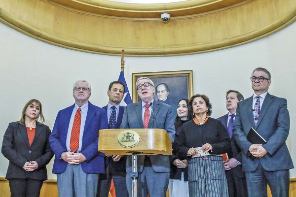 <p>Los titulares de Relaciones Exteriores, Hacienda, Minería, así como el presidente de Codelco y líderes de los gremios Sonami, Consejo Minero y  Aprimin. Foto: Ministerio de Hacienda</p>