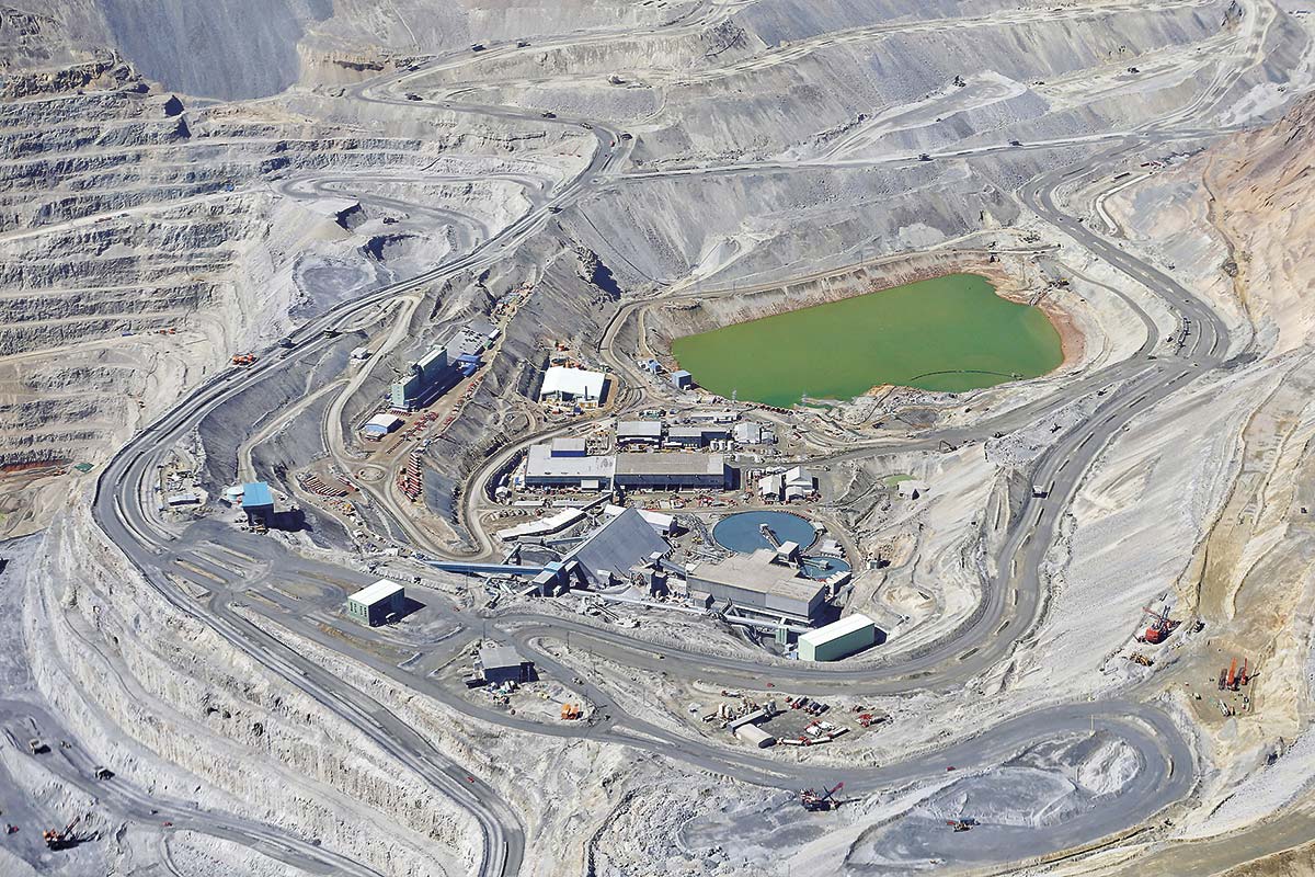 <p>Anglo American registra pérdidas de US$ 1.900 millones y operación en Chile reporta caída de 40% en Ebitda</p>