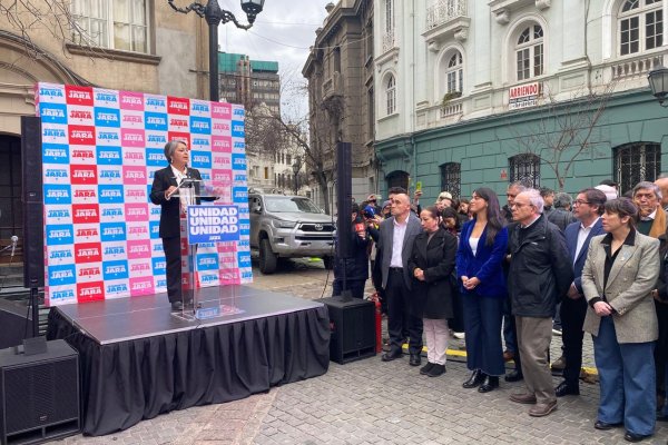 <p>Jara anuncia equipo económico: Andrea Bentancor, Luis Eduardo Escobar, Osvaldo Rosales, Nicolás Bohme y Sebastián García</p>