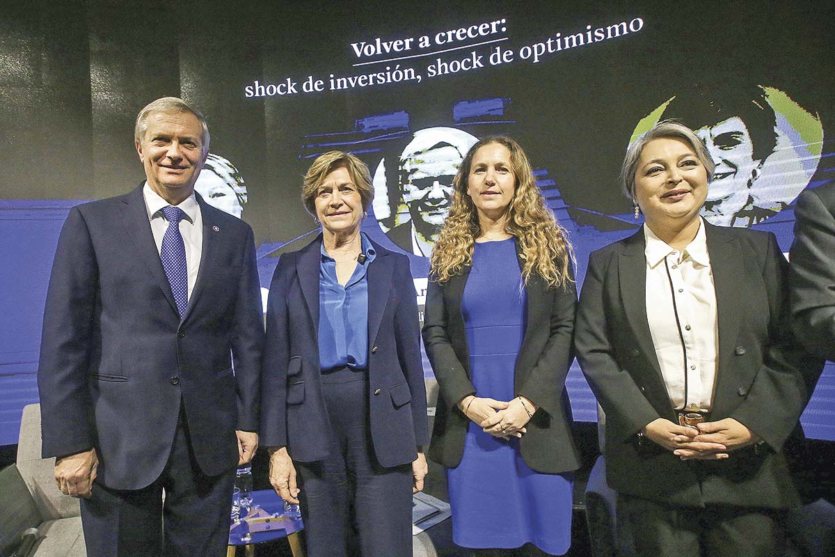 <p>Kast, Matthei y Jara con la presidenta de la Sofofa, Rosario Navarro. Fotos: Aton</p>