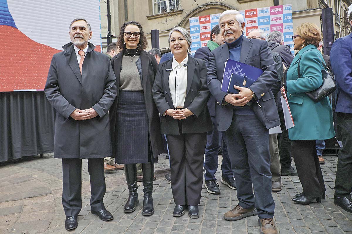<p>Escobar, Bentancor y Rosales este jueves con la candidata oficialista. Foto: Aton</p>
