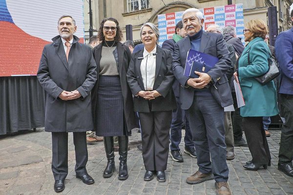 <p>Escobar, Bentancor y Rosales este jueves con la candidata oficialista. Foto: Aton</p>
