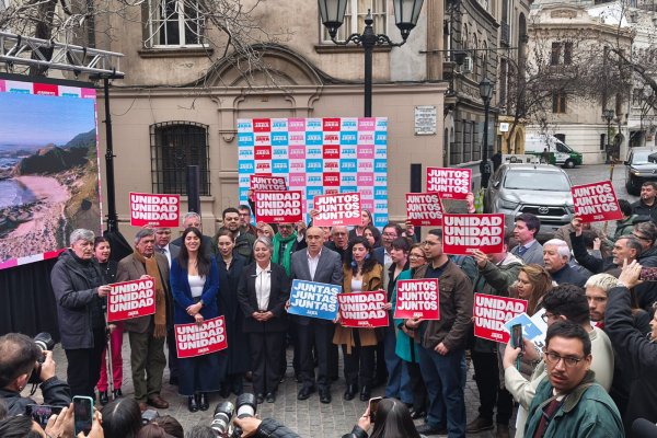 <p>La trastienda de la presentación del equipo de Jara: Barraza a segunda línea, turistas brasileños y la ausencia de economistas DC</p>