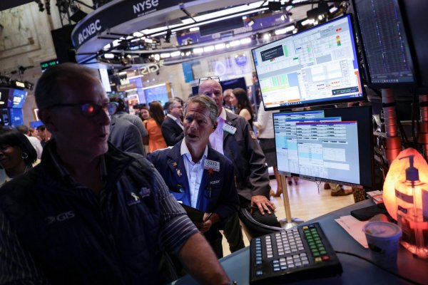 Revisión de cifras de empleo sacude a Wall Street y capitales giran en masa hacia la renta fija