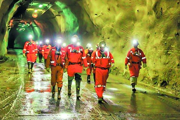 <p>De “los 33 de San José” a “los 5 de El Teniente”: los nombres que se cruzan entre los rescatistas de los mineros atrapados</p>