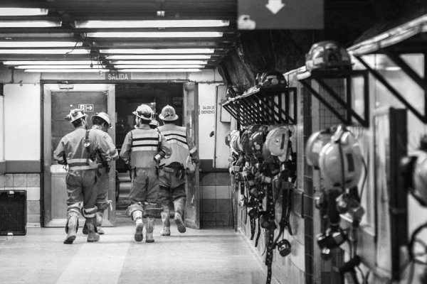 <p>Tragedia en El Teniente: Fiscalía identifica los dos últimos cuerpos encontrados y siguen buscando a los otros dos trabajadores sin hallar</p>