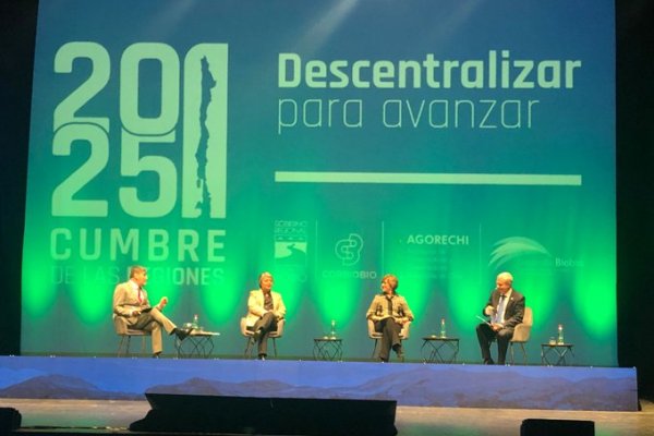 <p>Caso Fundaciones enfrenta a candidatos: Kast acusa a Boric de “entregar regiones a la corrupción” y Jara le responde que “no se gobierna solo descalificando”</p>