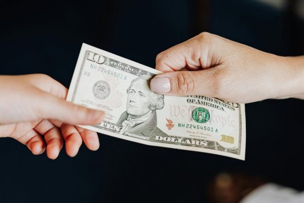 <p>Dólar baja mientras la divisa sigue perdiendo terreno con mercados en alerta por revisiones del empleo en EEUU</p>