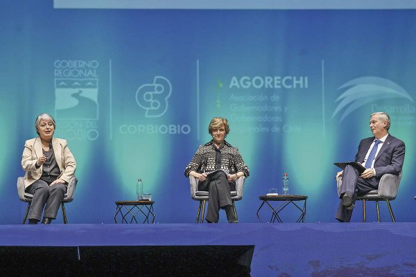 <p>Un encuentro organizado por los gobernadores regionales reunió este lunes a Jara, Matthei y Kast. Foto: Aton</p>