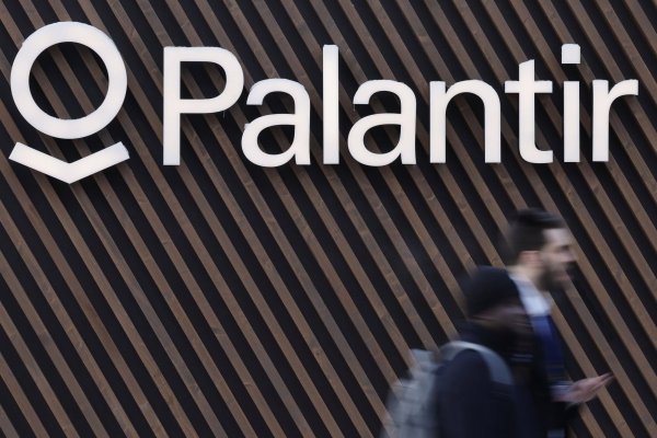 <p>Acción de Palantir se dispara en Wall Street tras atribuir sus ventas record al "sorprendente impacto” de la IA en sus negocios</p>