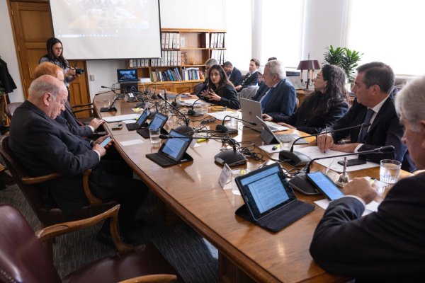 <p>La subsecretaria Sanhueza y el canciller expusieron ayer en el Senado. Foto: Senado</p>