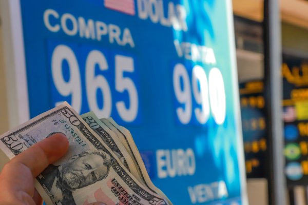 <p>Dólar sube levemente tras dato de servicios en EEUU y arremetida de la Casa Blanca contra países Brics</p>