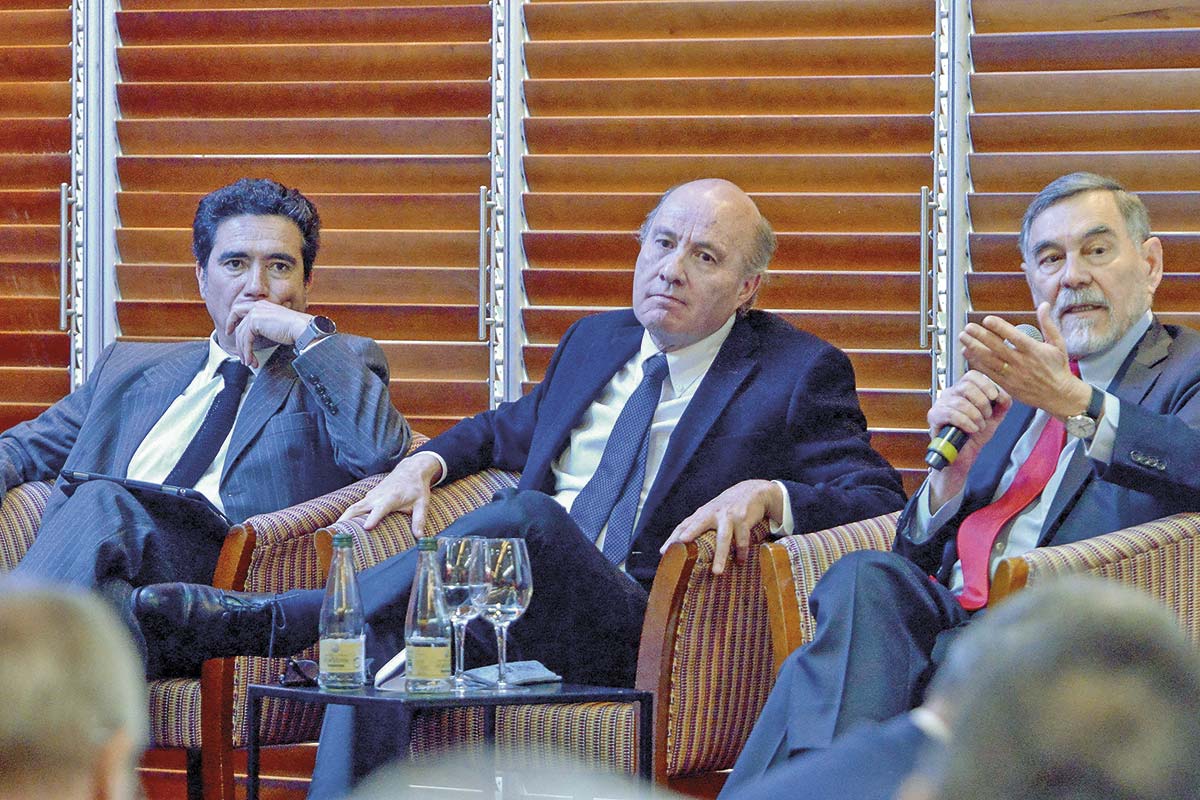 <p>Ignacio Briones (Matthei), Jorge Quiroz (Kast) y Luis Eduardo Escobar (Jara) protagonizaron este miércoles el diálogo sobre distintas propuestas económicas.</p>