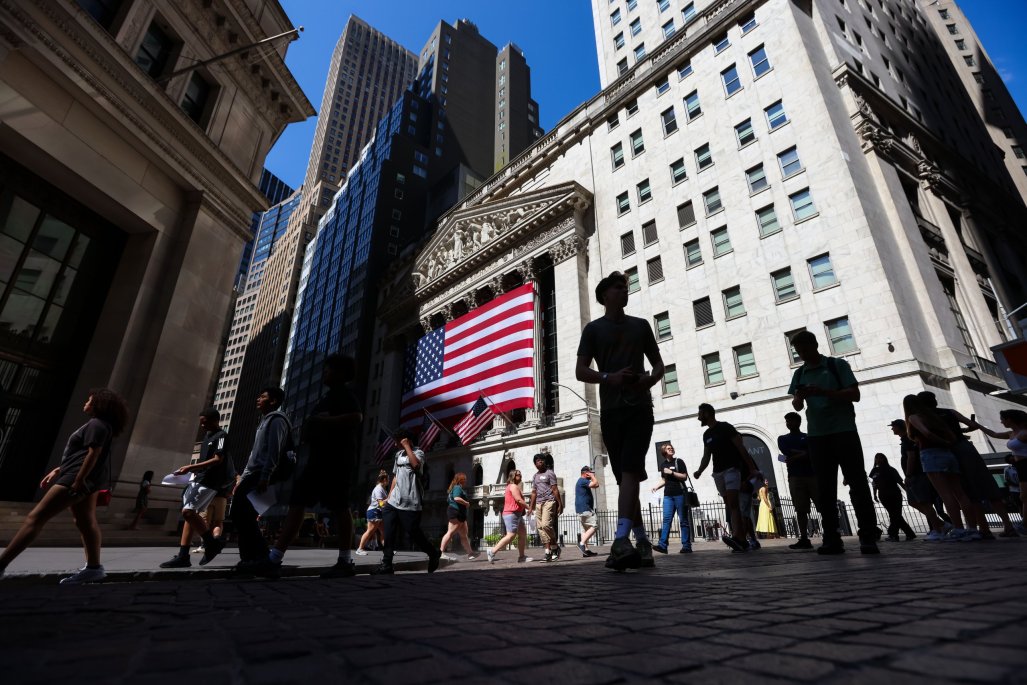 Wall Street sube impulsada por Apple pese a tensiones arancelarias: ¿qué significa para Chile?