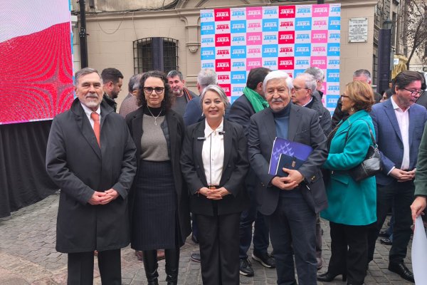 <p>Sistema previsional y cifras de empleo enredan a Jara con sus asesores económicos, pero candidata zanja: “Hay múltiples caminos para terminar con las AFP”</p>
