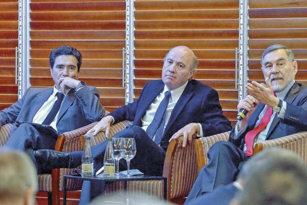 <p>Ignacio Briones (Matthei), Jorge Quiroz (Kast) y Luis Eduardo Escobar (Jara) protagonizaron este miércoles el diálogo sobre distintas propuestas económicas.</p>