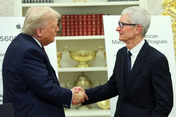 <p>El presidente de Estados Unidos, Donald Trump , y el director ejecutivo de Apple, Tim Cook, anuncian en la Casa Blanca una inversión de US$ 100 mil millones de Apple en la fabricación estadounidense</p>
