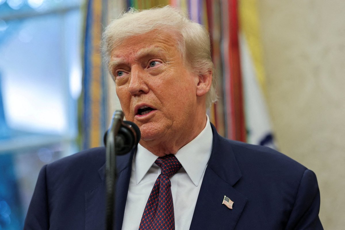 <p>“El amanecer de un nuevo orden comercial”: FT analiza el escenario luego que este jueves comenzaran a regir los aranceles recíprocos de Trump</p>