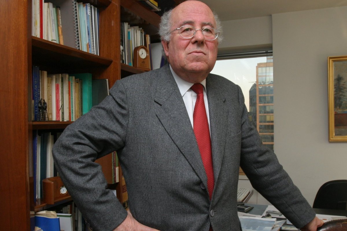 <p>Sanfuentes fue director del Departamento de Economía de la U. de Chile.</p>