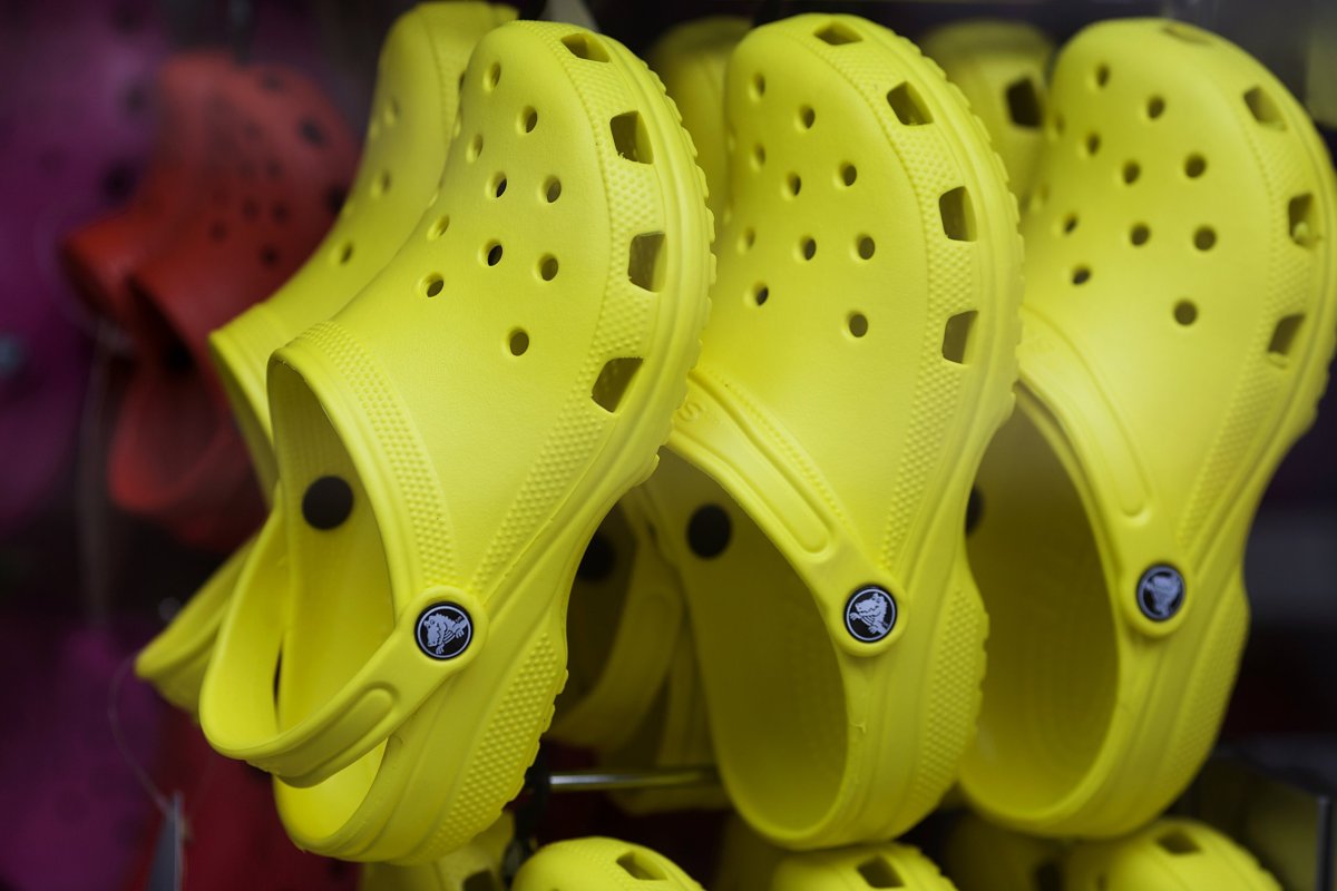 <p>¿El fin de la moda de las zapatillas feas? Acción de Crocs se hunde casi 30% a medida que se derrumba la demanda en EEUU</p>