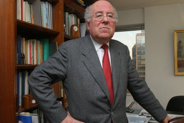 <p>Fallece Andrés Sanfuentes, influyente economista chileno y expresidente de BancoEstado</p>