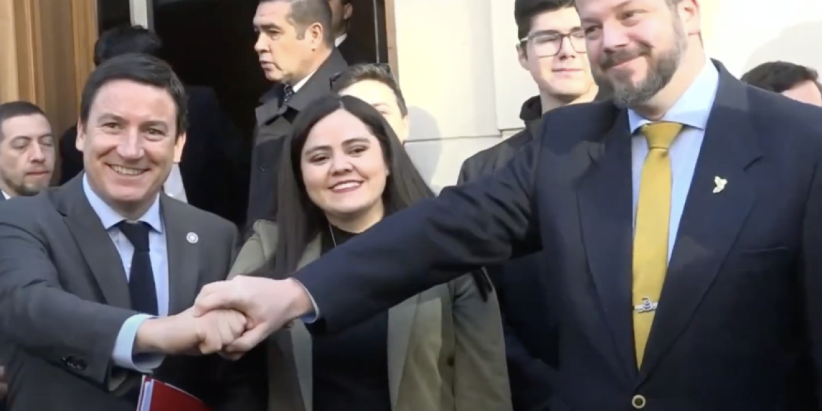 <p>Ahora en DF | Cambio por Chile: Partidos Republicano, Social Cristiano y Nacional Libertario inscriben pacto parlamentario ante el Servel</p>