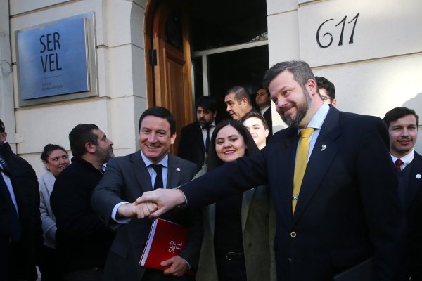 <p>Los presidentes y secretarios generales de los partidos Social Cristiano, Republicano y Nacional Libertario inscriben su pacto parlamentario ante el Servel. (Foto: Aton Chile)</p>