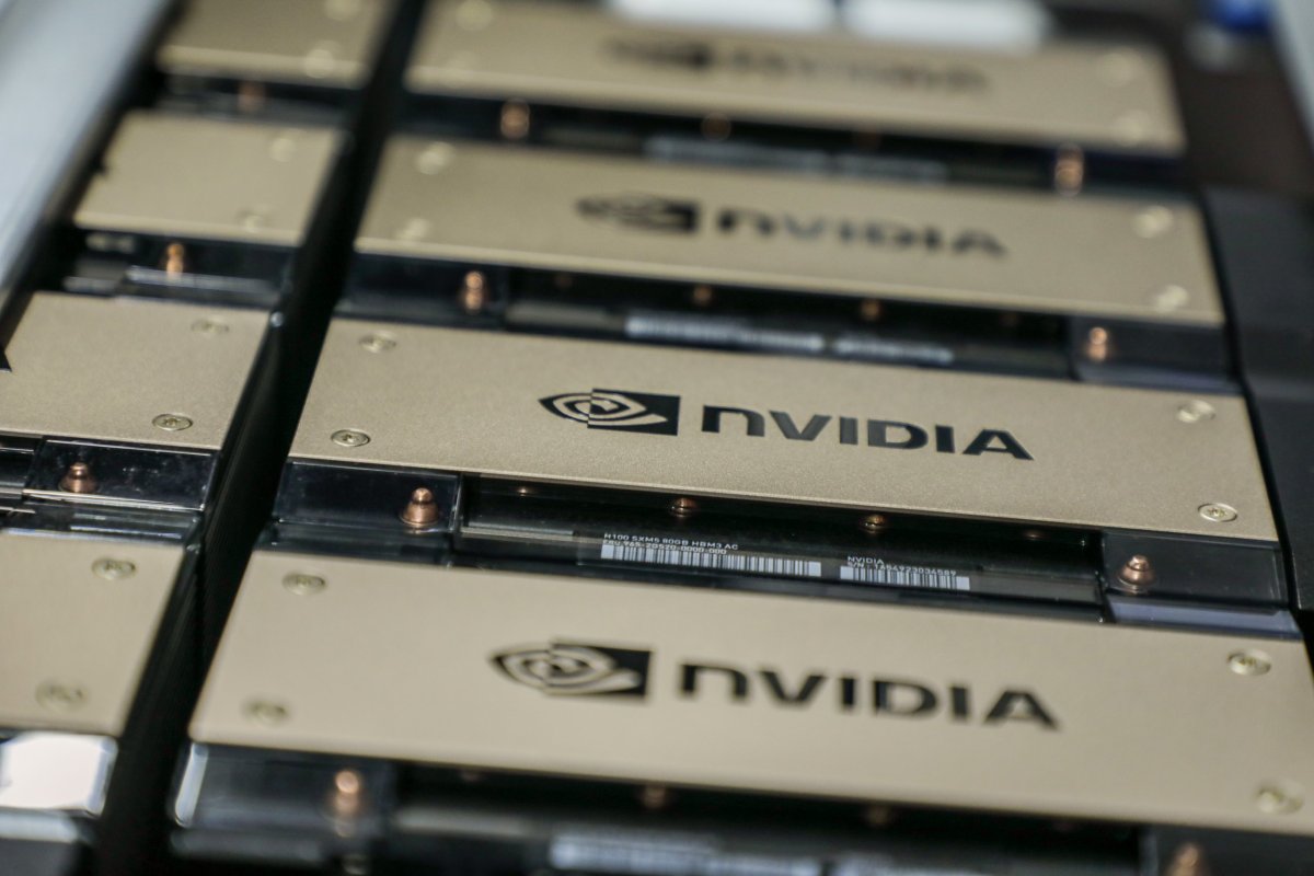 <p>Nvidia y AMD acuerdan pagar a EEUU el 15% de los ingresos por ventas de chips en China</p>