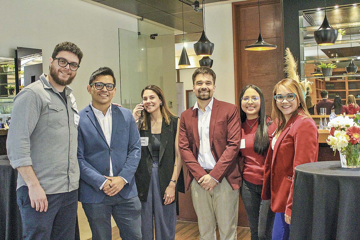 <p>El cofundador de Comunidad Feliz, David Peña (segundo de izq. a der.), junto a parte del equipo de la startup.</p>