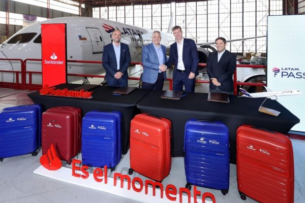 <p>De izquierda a derecha: Cristian Ortiz, CEO Latam Pass; Roberto Alvo, CEO grupo Latam; Andrés Trautmann, CEO Banco Santander Chile; y Ángel García, gerente de Medios Pago.</p>