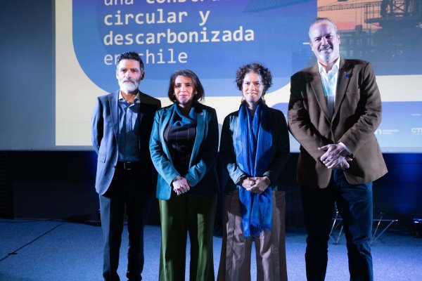 <p>Las autoridades del Ministerio de Medio Ambiente, Corfo y Fundación Chile en el lanzamiento de la iniciativa.</p>