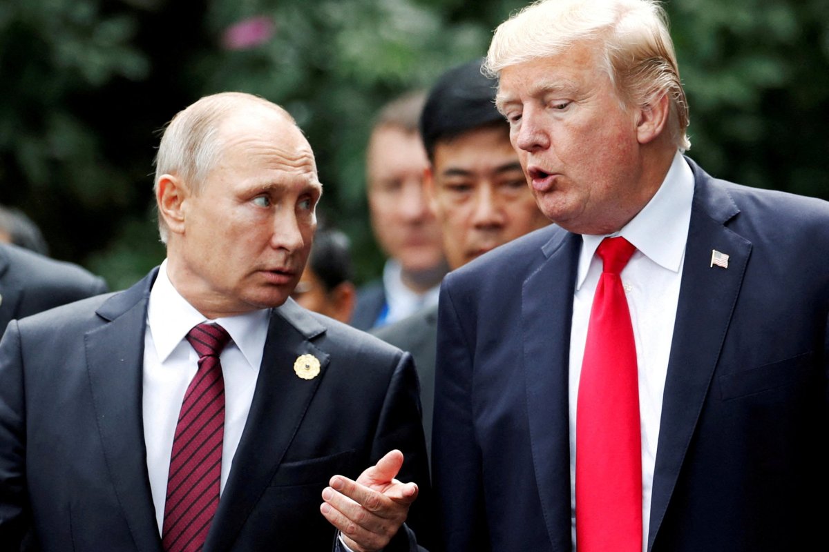 <p>Trump y Putin conversan durante una sesión de fotos en la Cumbre de la APEC en Danang, Vietnam, el 11 de noviembre de 2017. (Foto: Reuters)</p>