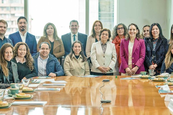 <p>Titular de Minería, Aurora Williams, con la ministra (s) de la Mujer, Claudia Donaire; ⁠Natalia Morales, gerenta de CCM-Eleva y representantes de empresas.</p>