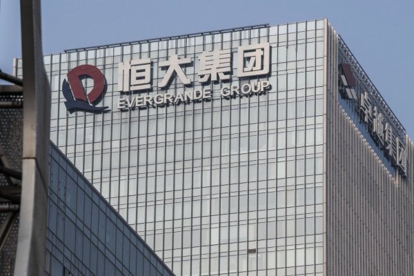 <p>Fin de una era: Evergrande, la gigante inmobiliaria que protagonizó la debacle del sector en China, deja de cotizar en bolsa</p>
