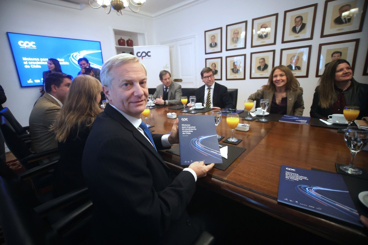 <p>José Antonio Kast llegó a la sede de la CPC junto a Jorge Quiroz y Cristián Valenzuela. Crédito: Aton</p>