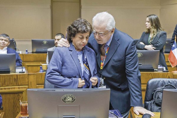 <p>La ministra de Minería, Aurora Williams, junto al presidente de Codelco, Máximo Pacheco, este miércoles en el Congreso. Foto: Aton</p>