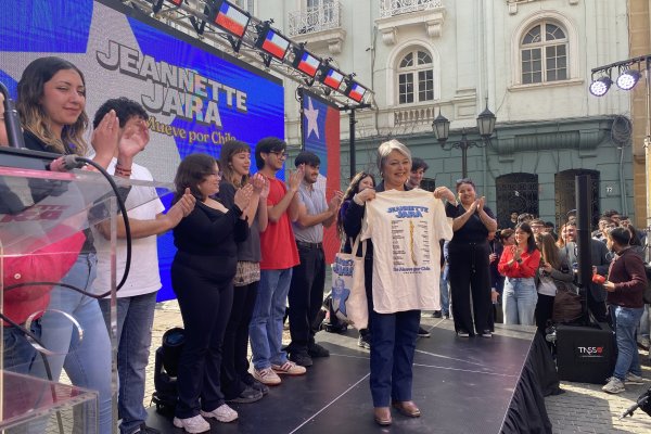 <p>Jara ya tiene primer borrador de su nuevo programa, mientras que presidenta del PS se reúne con Escobar en horas claves</p>