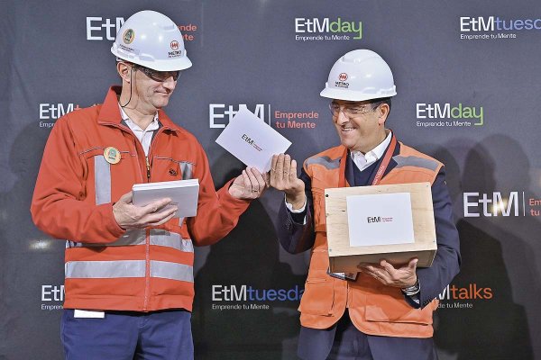 Felipe Bravo, gerente general de Metro y Daniel Daccarett, fundador de Emprende tu Mente.