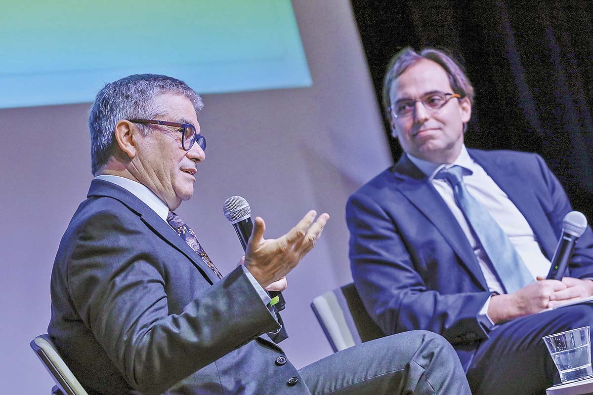 <p>Marcel participó de un conversatorio en la U de los Andes. Foto: Ministerio de Hacienda</p>